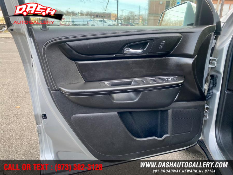 2015 Chevrolet Traverse AWD 4dr LT w/1LT, available for sale in Newark, New Jersey | Dash Auto Gallery Inc.. Newark, New Jersey 2015 Chevrolet Traverse AWD 4dr LT w/1LT, available for sale in Newark, New Jersey | Dash Auto Gallery Inc.. Newark, New Jersey