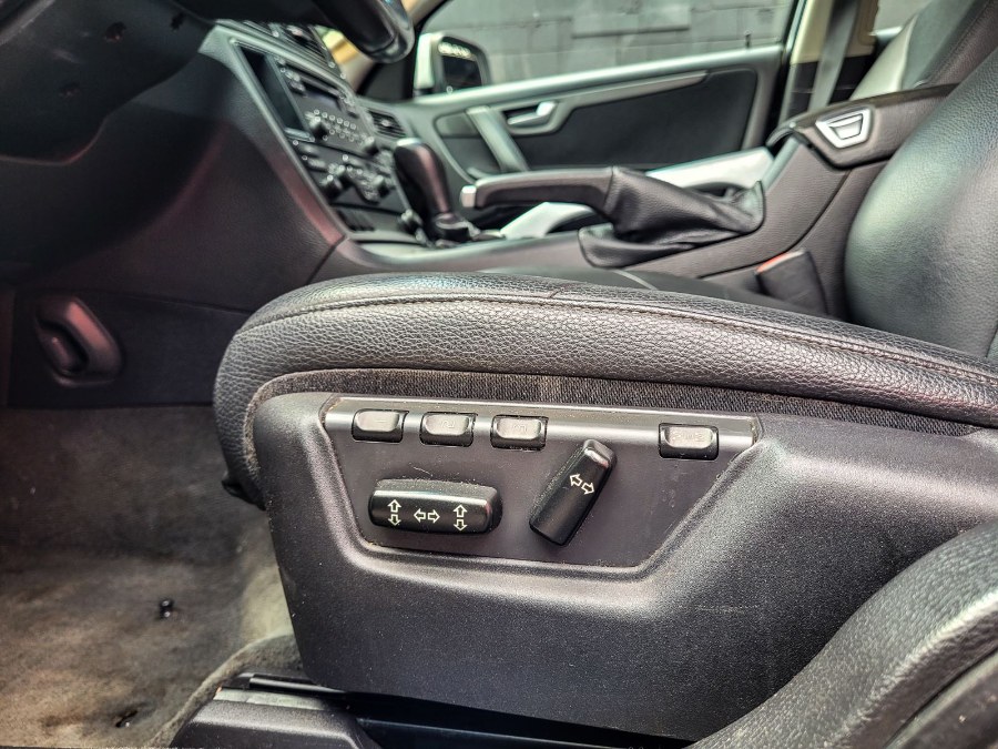 2007 Volvo XC70 4dr Wgn, available for sale in Newark, New Jersey | RT Auto Center LLC. Newark, New Jersey 2007 Volvo XC70 4dr Wgn, available for sale in Newark, New Jersey | RT Auto Center LLC. Newark, New Jersey