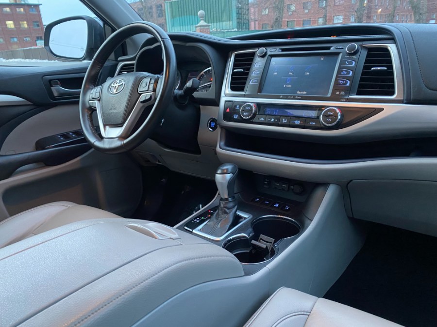 2019 Toyota Highlander XLE AWD W/Nav, available for sale in Peabody, Massachusetts | New Star Motors. Peabody, Massachusetts 2019 Toyota Highlander XLE AWD W/Nav, available for sale in Peabody, Massachusetts | New Star Motors. Peabody, Massachusetts