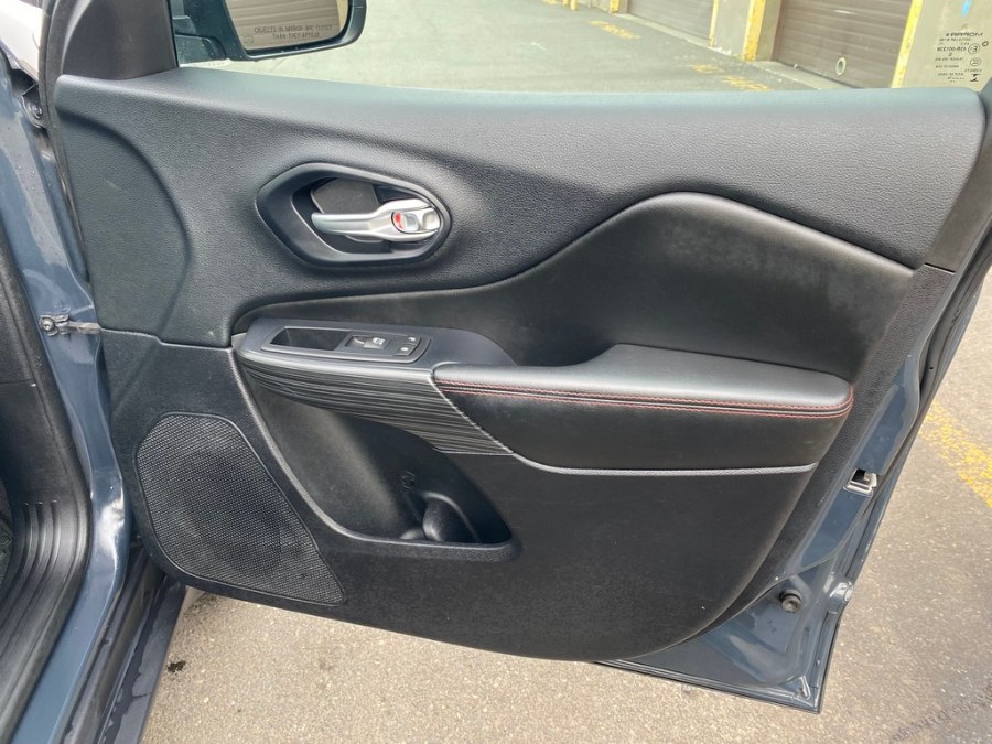 2016 Jeep Cherokee 4WD 4dr Trailhawk, available for sale in West Springfield, Massachusetts | Union Street Auto Sales. West Springfield, Massachusetts 2016 Jeep Cherokee 4WD 4dr Trailhawk, available for sale in West Springfield, Massachusetts | Union Street Auto Sales. West Springfield, Massachusetts