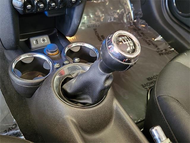 2013 Mini Cooper s Base, available for sale in Stratford, Connecticut | Wiz Leasing Inc. Stratford, Connecticut 2013 Mini Cooper s Base, available for sale in Stratford, Connecticut | Wiz Leasing Inc. Stratford, Connecticut