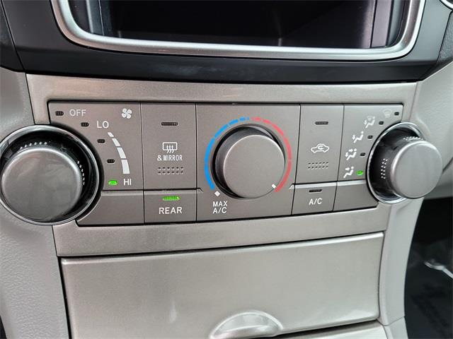 2013 Toyota Highlander Base Plus V6, available for sale in Stratford, Connecticut | Wiz Leasing Inc. Stratford, Connecticut 2013 Toyota Highlander Base Plus V6, available for sale in Stratford, Connecticut | Wiz Leasing Inc. Stratford, Connecticut