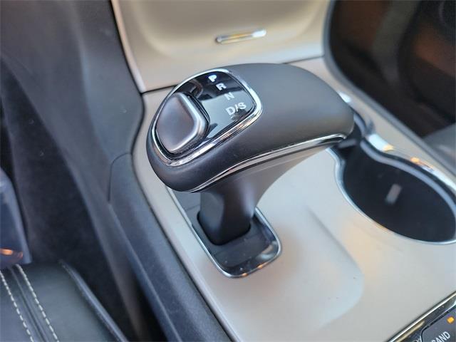2014 Jeep Grand Cherokee Overland, available for sale in Stratford, Connecticut | Wiz Leasing Inc. Stratford, Connecticut 2014 Jeep Grand Cherokee Overland, available for sale in Stratford, Connecticut | Wiz Leasing Inc. Stratford, Connecticut