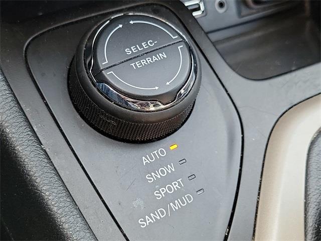 2014 Jeep Cherokee Latitude, available for sale in Stratford, Connecticut | Wiz Leasing Inc. Stratford, Connecticut 2014 Jeep Cherokee Latitude, available for sale in Stratford, Connecticut | Wiz Leasing Inc. Stratford, Connecticut
