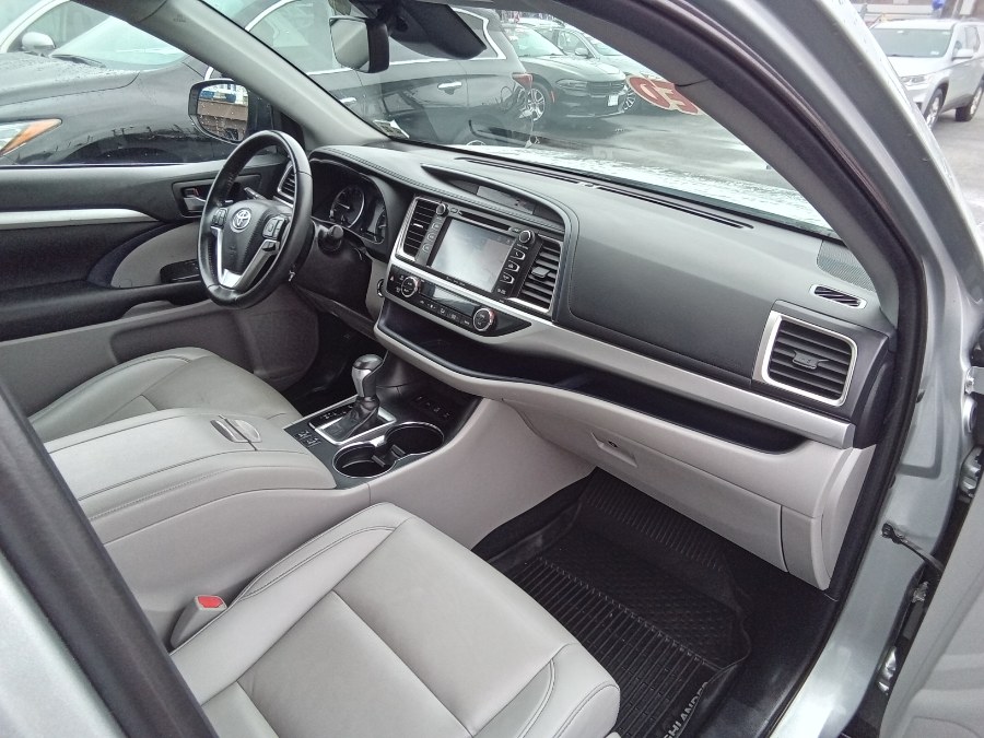 2019 Toyota Highlander XLE V6 AWD (Natl), available for sale in Irvington, New Jersey | NJ Used Cars Center. Irvington, New Jersey 2019 Toyota Highlander XLE V6 AWD (Natl), available for sale in Irvington, New Jersey | NJ Used Cars Center. Irvington, New Jersey