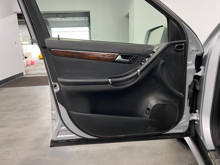 2011 Mercedes-Benz R-Class 4MATIC 4dr R350, available for sale in Elizabeth, New Jersey | M Auto Group. Elizabeth, New Jersey 2011 Mercedes-Benz R-Class 4MATIC 4dr R350, available for sale in Elizabeth, New Jersey | M Auto Group. Elizabeth, New Jersey