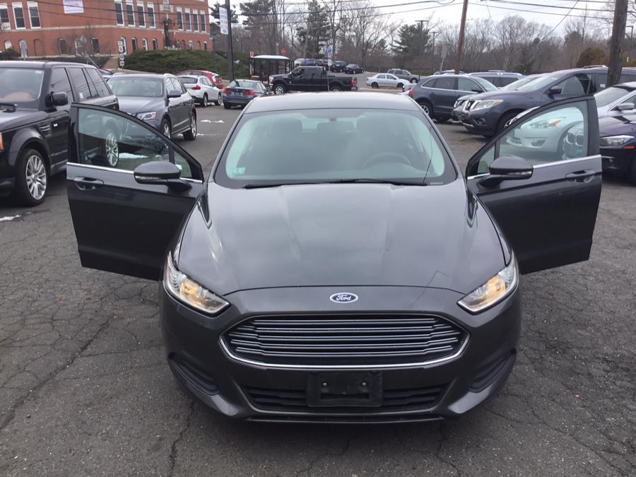 2015 Ford Fusion 4dr Sdn SE FWD, available for sale in Manchester, Connecticut | Liberty Motors. Manchester, Connecticut