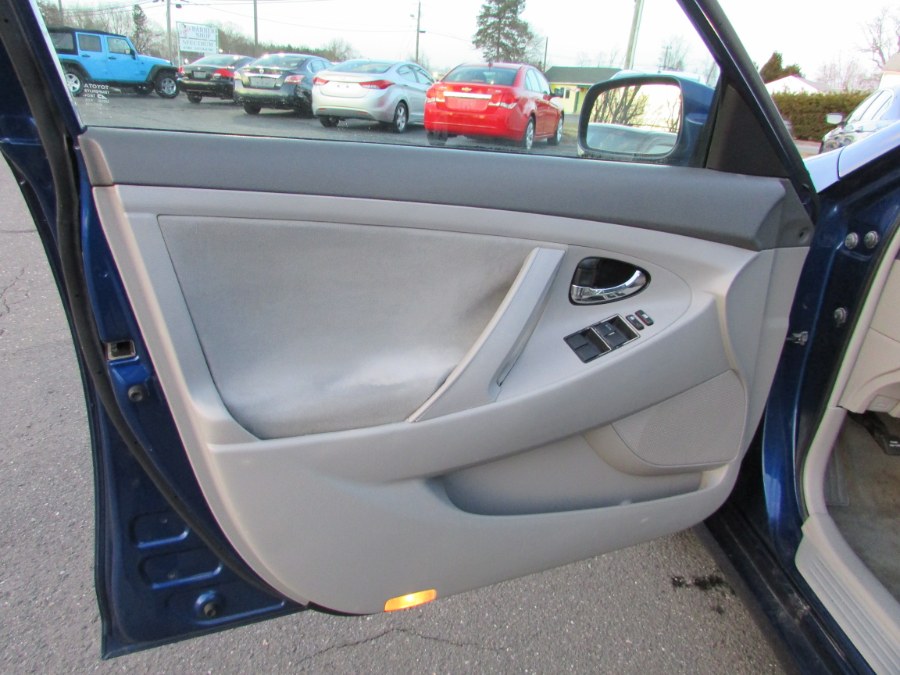 2007 Toyota Camry 4dr Sdn I4 Auto LE (Natl), available for sale in East Windsor, Connecticut | United Auto Sales of E Windsor, Inc. East Windsor, Connecticut 2007 Toyota Camry 4dr Sdn I4 Auto LE (Natl), available for sale in East Windsor, Connecticut | United Auto Sales of E Windsor, Inc. East Windsor, Connecticut