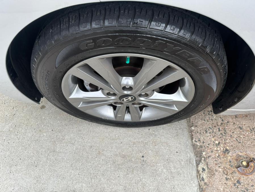 2017 Hyundai Elantra SE 2.0L Auto PZEV (Ulsan) *Ltd Avail*, available for sale in Manchester, Connecticut | Carsonmain LLC. Manchester, Connecticut 2017 Hyundai Elantra SE 2.0L Auto PZEV (Ulsan) *Ltd Avail*, available for sale in Manchester, Connecticut | Carsonmain LLC. Manchester, Connecticut