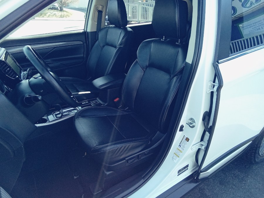 2020 Mitsubishi Outlander SE FWD, available for sale in Irvington, New Jersey | NJ Used Cars Center. Irvington, New Jersey 2020 Mitsubishi Outlander SE FWD, available for sale in Irvington, New Jersey | NJ Used Cars Center. Irvington, New Jersey