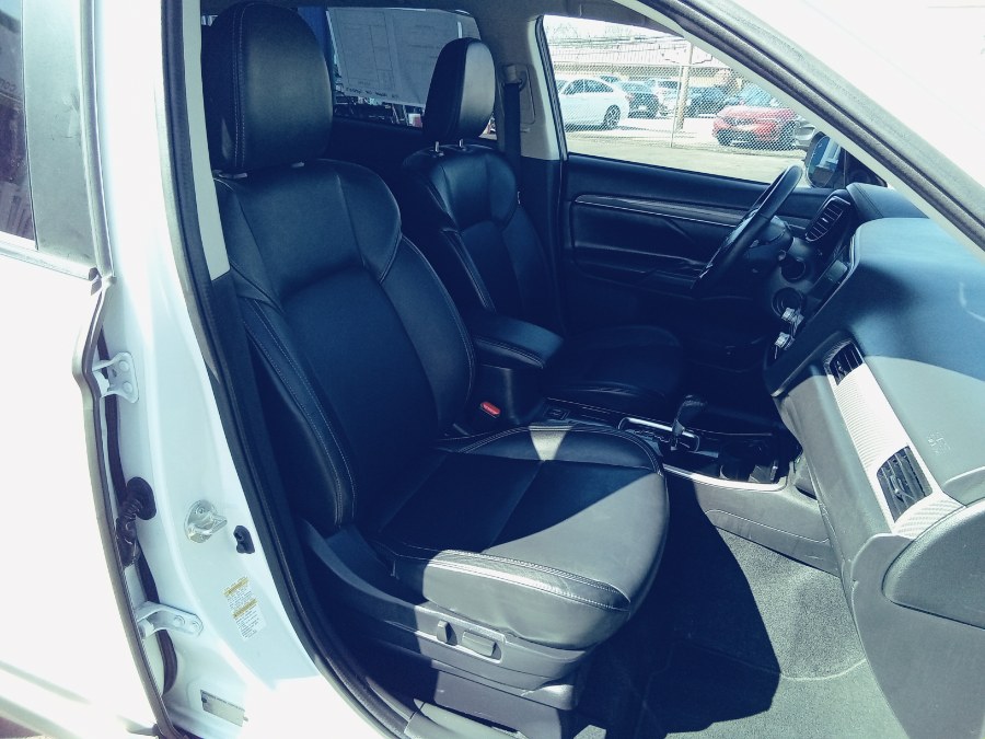 2020 Mitsubishi Outlander SE FWD, available for sale in Irvington, New Jersey | NJ Used Cars Center. Irvington, New Jersey 2020 Mitsubishi Outlander SE FWD, available for sale in Irvington, New Jersey | NJ Used Cars Center. Irvington, New Jersey