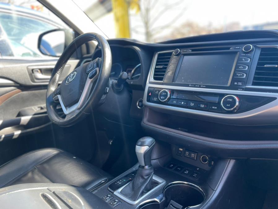 2017 Toyota Highlander XLE V6 AWD (Natl), available for sale in Elmont, New York | Sunrise of Elmont. Elmont, New York 2017 Toyota Highlander XLE V6 AWD (Natl), available for sale in Elmont, New York | Sunrise of Elmont. Elmont, New York