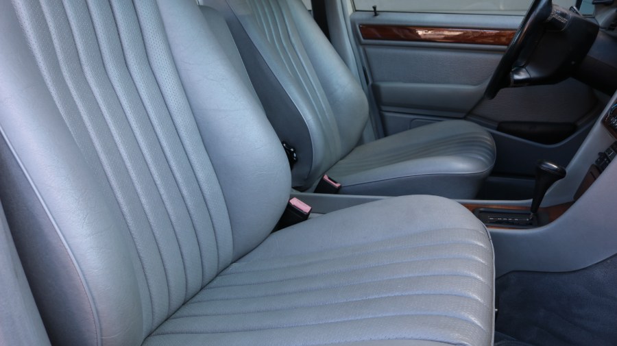 1992 Mercedes-Benz 300 Series 4dr Sedan 300D 2.5 Turbo, available for sale in Bristol, Connecticut | Dealmax Motors LLC. Bristol, Connecticut 1992 Mercedes-Benz 300 Series 4dr Sedan 300D 2.5 Turbo, available for sale in Bristol, Connecticut | Dealmax Motors LLC. Bristol, Connecticut