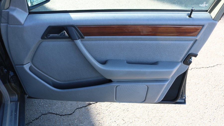 1992 Mercedes-Benz 300 Series 4dr Sedan 300D 2.5 Turbo, available for sale in Bristol, Connecticut | Dealmax Motors LLC. Bristol, Connecticut 1992 Mercedes-Benz 300 Series 4dr Sedan 300D 2.5 Turbo, available for sale in Bristol, Connecticut | Dealmax Motors LLC. Bristol, Connecticut