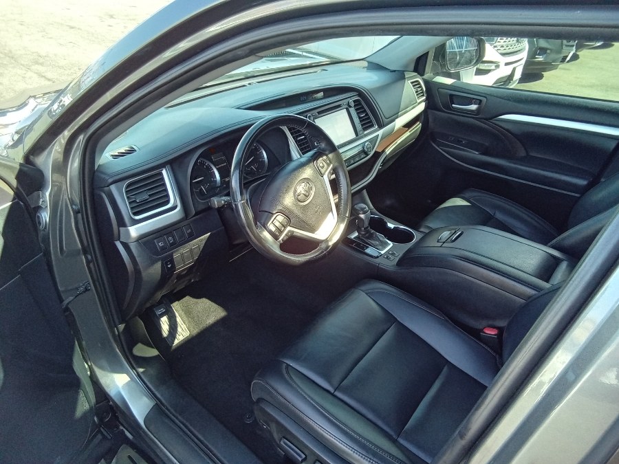 2019 Toyota Highlander XLE V6 FWD (Natl), available for sale in Irvington, New Jersey | NJ Used Cars Center. Irvington, New Jersey 2019 Toyota Highlander XLE V6 FWD (Natl), available for sale in Irvington, New Jersey | NJ Used Cars Center. Irvington, New Jersey