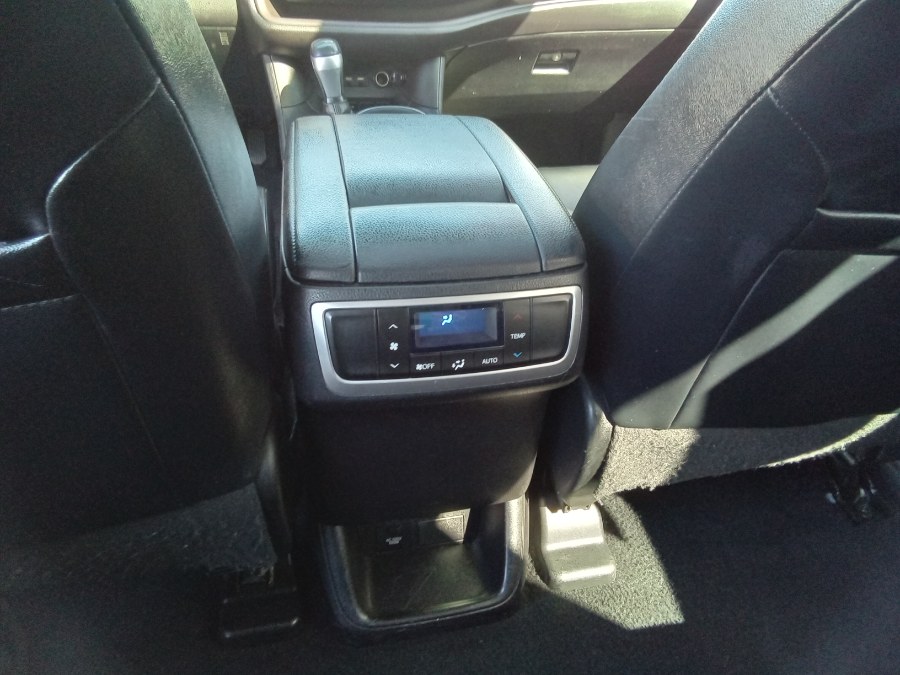 2019 Toyota Highlander XLE V6 FWD (Natl), available for sale in Irvington, New Jersey | NJ Used Cars Center. Irvington, New Jersey 2019 Toyota Highlander XLE V6 FWD (Natl), available for sale in Irvington, New Jersey | NJ Used Cars Center. Irvington, New Jersey