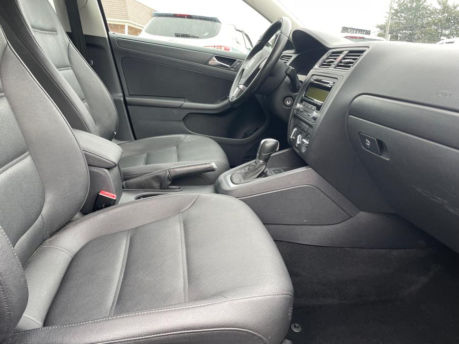 2011 Volkswagen Jetta Sedan 4dr Auto SE w/Convenience & Sunroof PZEV, available for sale in Agawam, Massachusetts | Malkoon Motors. Agawam, Massachusetts 2011 Volkswagen Jetta Sedan 4dr Auto SE w/Convenience & Sunroof PZEV, available for sale in Agawam, Massachusetts | Malkoon Motors. Agawam, Massachusetts