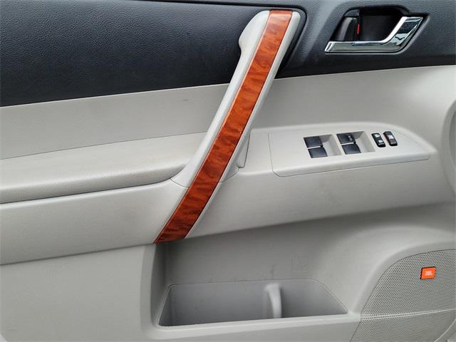 2010 Toyota Highlander Limited, available for sale in Stratford, Connecticut | Wiz Leasing Inc. Stratford, Connecticut 2010 Toyota Highlander Limited, available for sale in Stratford, Connecticut | Wiz Leasing Inc. Stratford, Connecticut