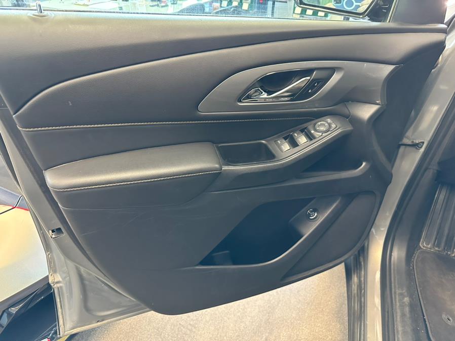 2019 Chevrolet Traverse AWD 4dr LT Cloth w/1LT, available for sale in Inwood, New York | 5 Towns Drive. Inwood, New York 2019 Chevrolet Traverse AWD 4dr LT Cloth w/1LT, available for sale in Inwood, New York | 5 Towns Drive. Inwood, New York