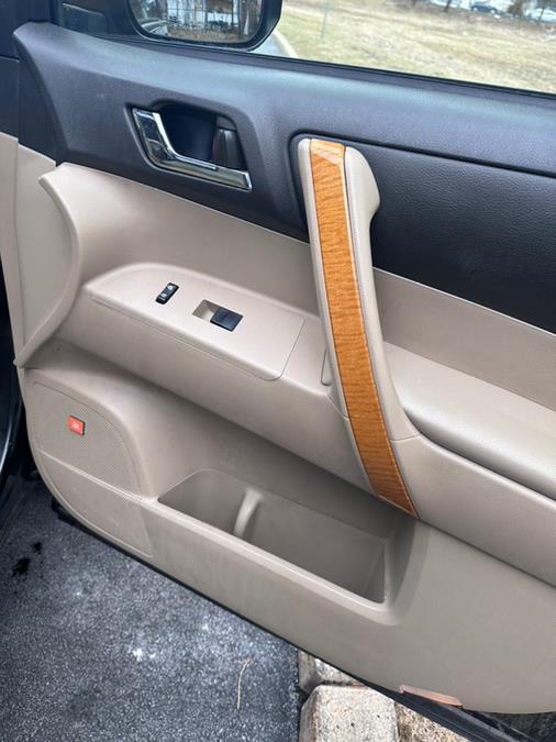 2009 Toyota Highlander Hybrid 4WD 4dr Limited w/3rd Row, available for sale in Revere, Massachusetts | Wonderland Auto. Revere, Massachusetts 2009 Toyota Highlander Hybrid 4WD 4dr Limited w/3rd Row, available for sale in Revere, Massachusetts | Wonderland Auto. Revere, Massachusetts