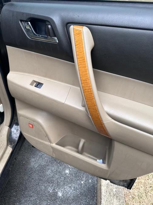 2009 Toyota Highlander Hybrid 4WD 4dr Limited w/3rd Row, available for sale in Revere, Massachusetts | Wonderland Auto. Revere, Massachusetts 2009 Toyota Highlander Hybrid 4WD 4dr Limited w/3rd Row, available for sale in Revere, Massachusetts | Wonderland Auto. Revere, Massachusetts