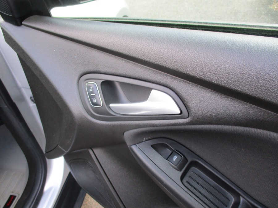 2016 Ford Focus 4dr Sdn SE, available for sale in Meriden, Connecticut | Cos Central Auto. Meriden, Connecticut 2016 Ford Focus 4dr Sdn SE, available for sale in Meriden, Connecticut | Cos Central Auto. Meriden, Connecticut