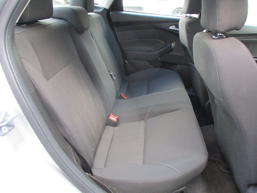 2016 Ford Focus 4dr Sdn SE, available for sale in Meriden, Connecticut | Cos Central Auto. Meriden, Connecticut 2016 Ford Focus 4dr Sdn SE, available for sale in Meriden, Connecticut | Cos Central Auto. Meriden, Connecticut