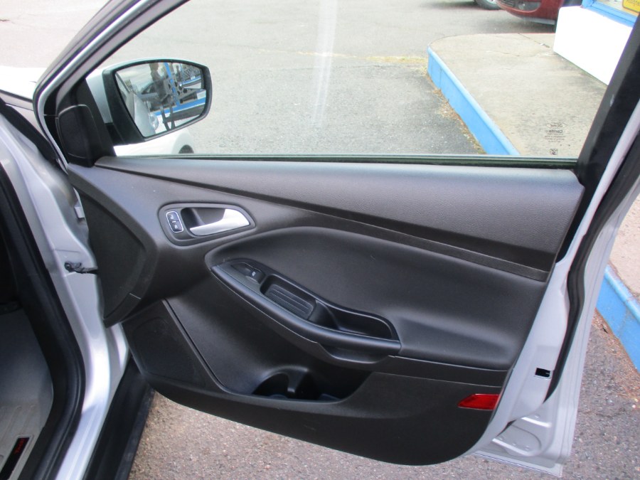 2016 Ford Focus 4dr Sdn SE, available for sale in Meriden, Connecticut | Cos Central Auto. Meriden, Connecticut 2016 Ford Focus 4dr Sdn SE, available for sale in Meriden, Connecticut | Cos Central Auto. Meriden, Connecticut