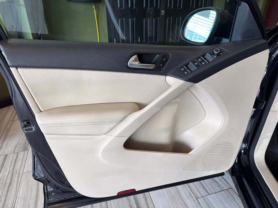 2012 Volkswagen Tiguan 4WD 4dr Auto SE w/Sunroof & Nav, available for sale in West Hartford, Connecticut | AutoMax. West Hartford, Connecticut 2012 Volkswagen Tiguan 4WD 4dr Auto SE w/Sunroof & Nav, available for sale in West Hartford, Connecticut | AutoMax. West Hartford, Connecticut