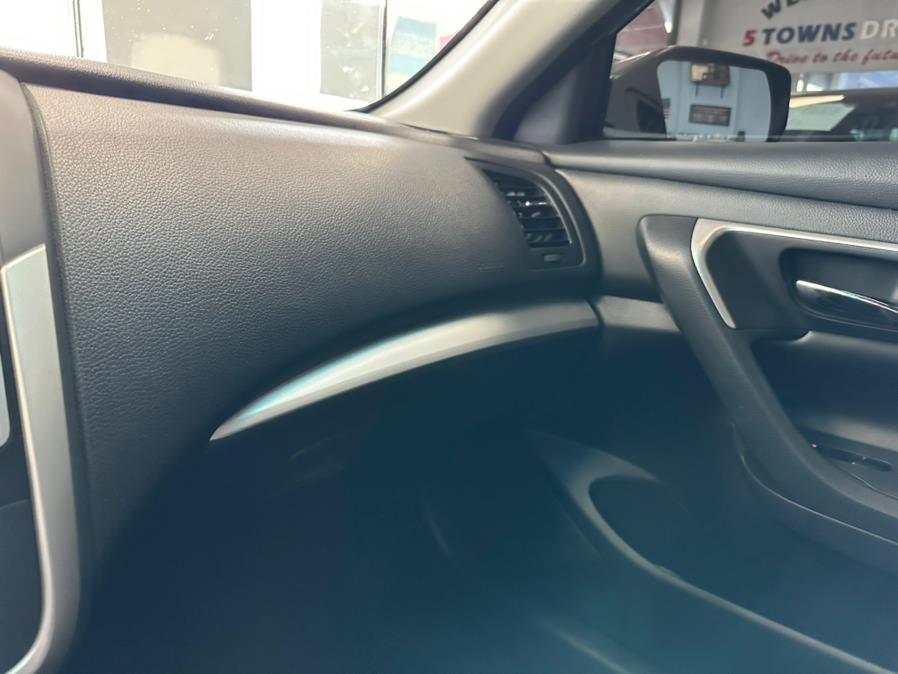 2017 Nissan Altima 2.5 SR Sedan, available for sale in Inwood, New York | 5 Towns Drive. Inwood, New York 2017 Nissan Altima 2.5 SR Sedan, available for sale in Inwood, New York | 5 Towns Drive. Inwood, New York