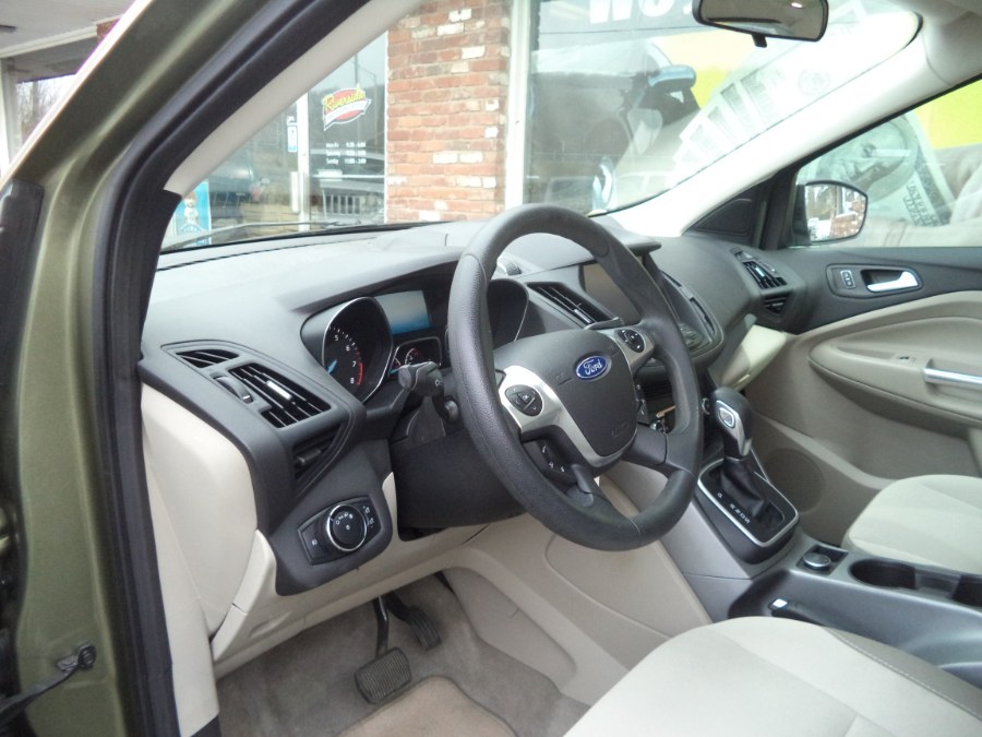 2014 Ford Escape 4WD 4dr SE, available for sale in Naugatuck, Connecticut | Riverside Motorcars, LLC. Naugatuck, Connecticut 2014 Ford Escape 4WD 4dr SE, available for sale in Naugatuck, Connecticut | Riverside Motorcars, LLC. Naugatuck, Connecticut