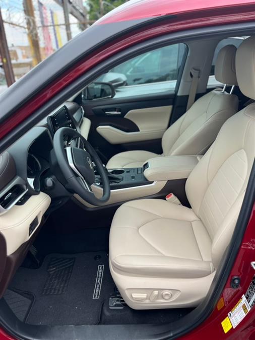 2022 Toyota Highlander Hybrid XLE FWD (Natl), available for sale in BROOKLYN, New York | Deals on Wheels International Auto. BROOKLYN, New York 2022 Toyota Highlander Hybrid XLE FWD (Natl), available for sale in BROOKLYN, New York | Deals on Wheels International Auto. BROOKLYN, New York