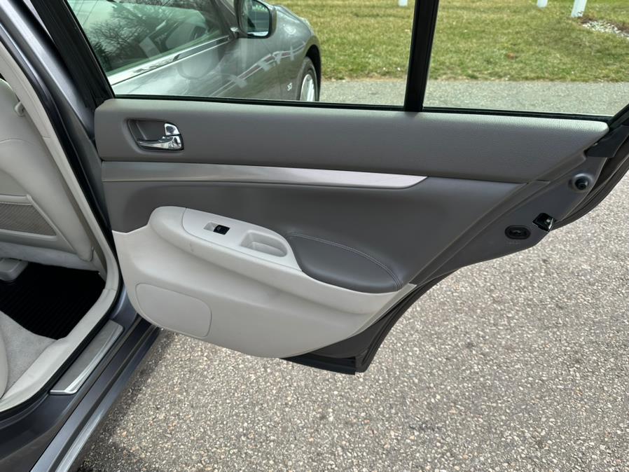 2015 Infiniti Q40 4dr Sdn AWD, available for sale in South Windsor, Connecticut | Mike And Tony Auto Sales, Inc. South Windsor, Connecticut 2015 Infiniti Q40 4dr Sdn AWD, available for sale in South Windsor, Connecticut | Mike And Tony Auto Sales, Inc. South Windsor, Connecticut