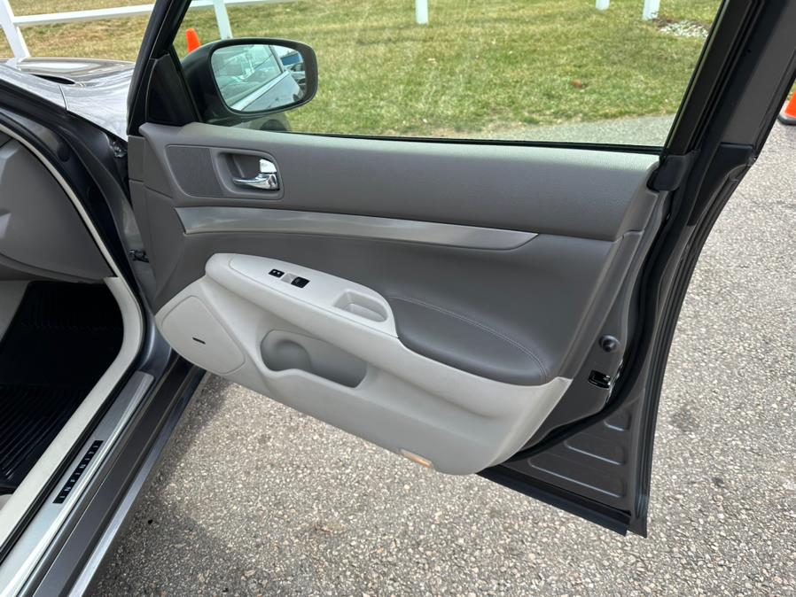 2015 Infiniti Q40 4dr Sdn AWD, available for sale in South Windsor, Connecticut | Mike And Tony Auto Sales, Inc. South Windsor, Connecticut 2015 Infiniti Q40 4dr Sdn AWD, available for sale in South Windsor, Connecticut | Mike And Tony Auto Sales, Inc. South Windsor, Connecticut