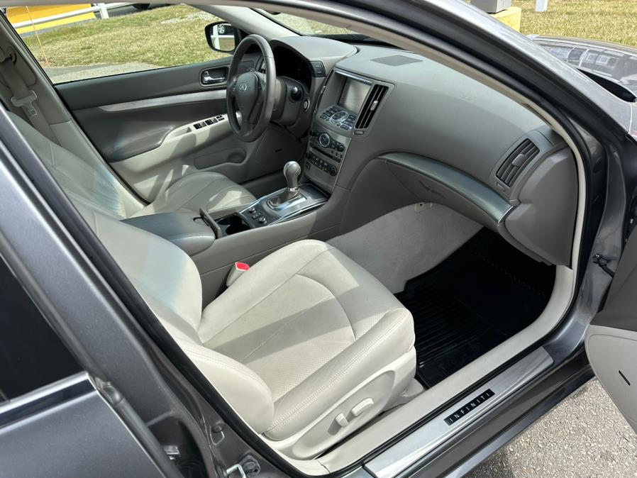 2015 Infiniti Q40 4dr Sdn AWD, available for sale in South Windsor, Connecticut | Mike And Tony Auto Sales, Inc. South Windsor, Connecticut 2015 Infiniti Q40 4dr Sdn AWD, available for sale in South Windsor, Connecticut | Mike And Tony Auto Sales, Inc. South Windsor, Connecticut