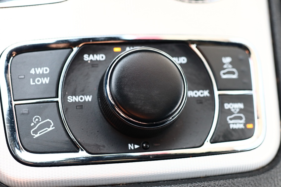 2018 Jeep Grand Cherokee Overland 4x4, available for sale in Jamaica, New York | Hillside Auto Mall Inc.. Jamaica, New York 2018 Jeep Grand Cherokee Overland 4x4, available for sale in Jamaica, New York | Hillside Auto Mall Inc.. Jamaica, New York