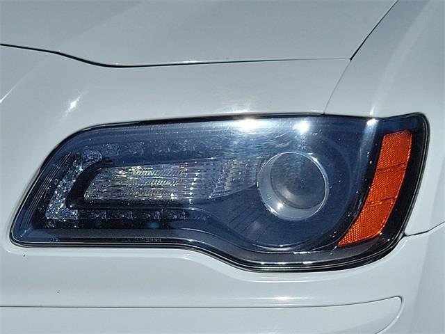 2013 Chrysler 300 S, available for sale in Stratford, Connecticut | Wiz Leasing Inc. Stratford, Connecticut 2013 Chrysler 300 S, available for sale in Stratford, Connecticut | Wiz Leasing Inc. Stratford, Connecticut