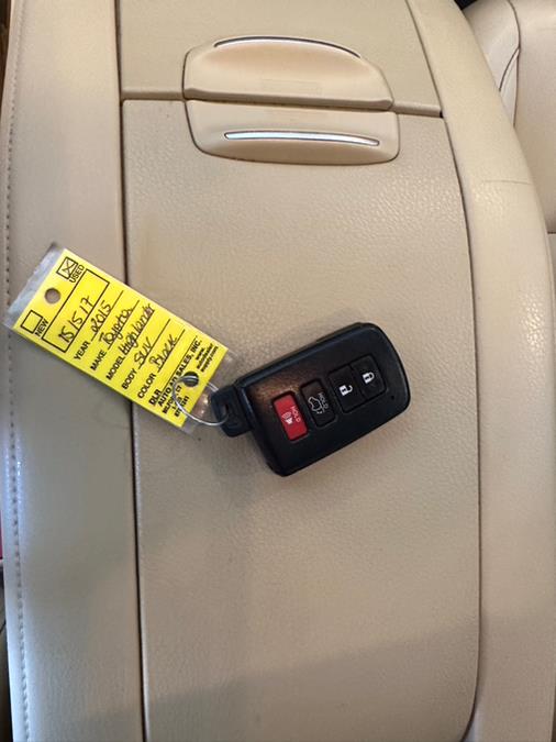 2015 Toyota Highlander AWD 4dr V6 XLE (Natl), available for sale in West Hartford, Connecticut | AutoMax. West Hartford, Connecticut 2015 Toyota Highlander AWD 4dr V6 XLE (Natl), available for sale in West Hartford, Connecticut | AutoMax. West Hartford, Connecticut