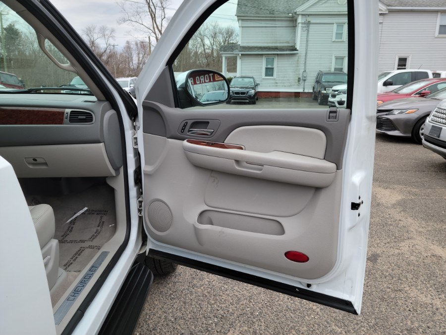 2009 Chevrolet Suburban 4WD 4dr 1500 LTZ Leather & DVD, available for sale in East Windsor, Connecticut | Toro Auto. East Windsor, Connecticut 2009 Chevrolet Suburban 4WD 4dr 1500 LTZ Leather & DVD, available for sale in East Windsor, Connecticut | Toro Auto. East Windsor, Connecticut
