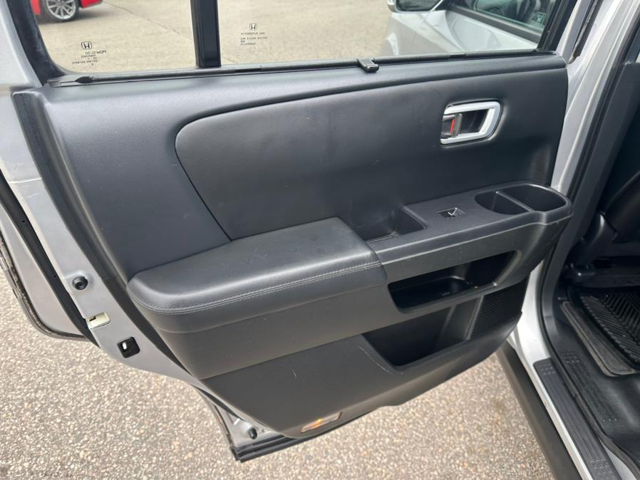 2011 Honda Pilot 4WD 4dr Touring w/RES & Navi, available for sale in South Windsor, Connecticut | Mike And Tony Auto Sales, Inc. South Windsor, Connecticut 2011 Honda Pilot 4WD 4dr Touring w/RES & Navi, available for sale in South Windsor, Connecticut | Mike And Tony Auto Sales, Inc. South Windsor, Connecticut
