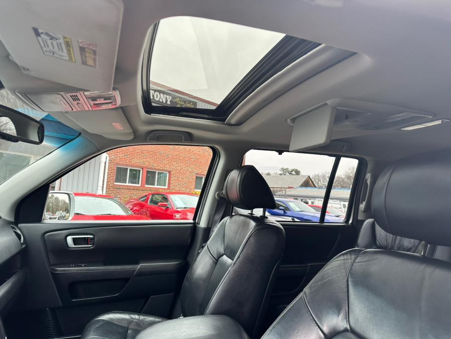 2011 Honda Pilot 4WD 4dr Touring w/RES & Navi, available for sale in South Windsor, Connecticut | Mike And Tony Auto Sales, Inc. South Windsor, Connecticut 2011 Honda Pilot 4WD 4dr Touring w/RES & Navi, available for sale in South Windsor, Connecticut | Mike And Tony Auto Sales, Inc. South Windsor, Connecticut
