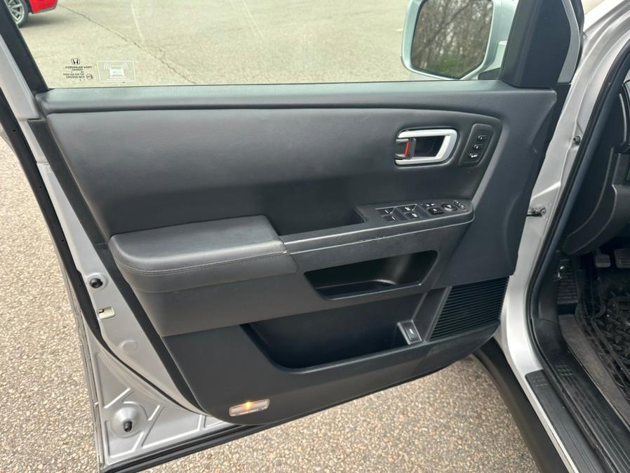 2011 Honda Pilot 4WD 4dr Touring w/RES & Navi, available for sale in South Windsor, Connecticut | Mike And Tony Auto Sales, Inc. South Windsor, Connecticut 2011 Honda Pilot 4WD 4dr Touring w/RES & Navi, available for sale in South Windsor, Connecticut | Mike And Tony Auto Sales, Inc. South Windsor, Connecticut
