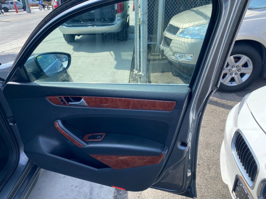 2012 Volkswagen Passat 4dr Sdn 3.6L V6 DSG SE w/Sunroof, available for sale in Middle Village, New York | Middle Village Motors . Middle Village, New York 2012 Volkswagen Passat 4dr Sdn 3.6L V6 DSG SE w/Sunroof, available for sale in Middle Village, New York | Middle Village Motors . Middle Village, New York