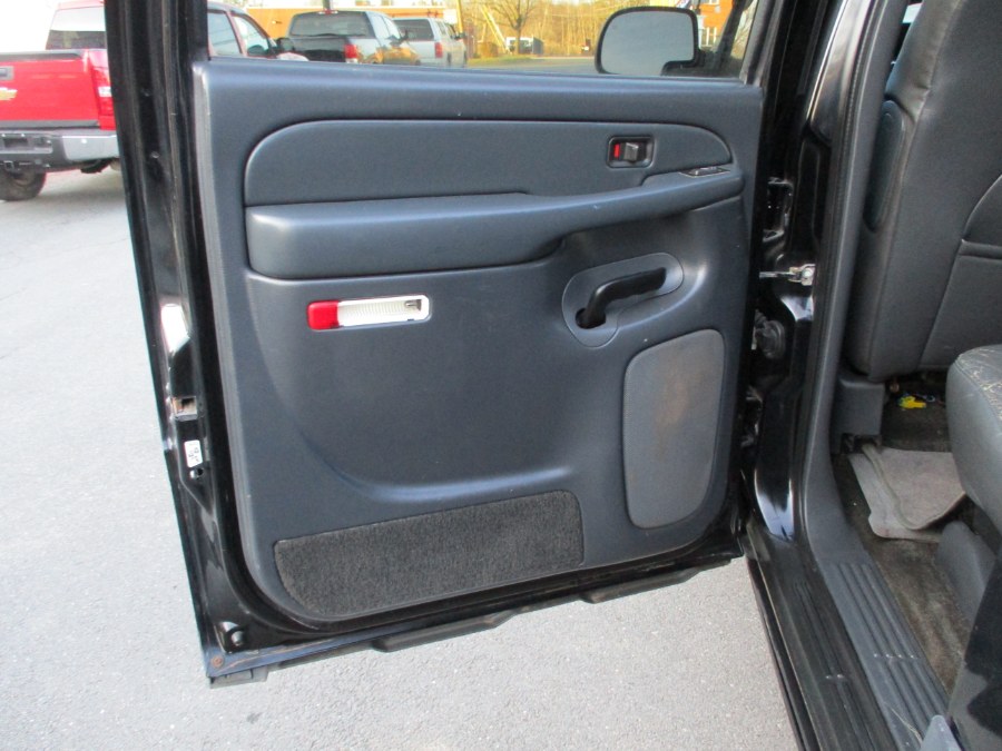 2002 Chevrolet Avalanche 1500 5dr Crew Cab 130" WB 4WD, available for sale in Suffield, Connecticut | Suffield Auto Sales. Suffield, Connecticut 2002 Chevrolet Avalanche 1500 5dr Crew Cab 130" WB 4WD, available for sale in Suffield, Connecticut | Suffield Auto Sales. Suffield, Connecticut