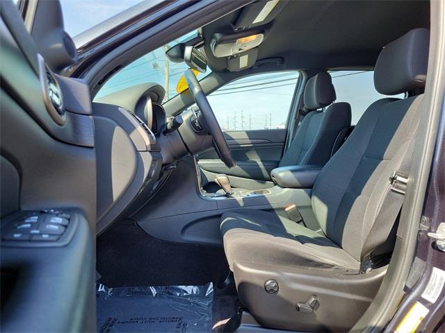 2016 Jeep Grand Cherokee Laredo, available for sale in Stratford, Connecticut | Wiz Leasing Inc. Stratford, Connecticut 2016 Jeep Grand Cherokee Laredo, available for sale in Stratford, Connecticut | Wiz Leasing Inc. Stratford, Connecticut