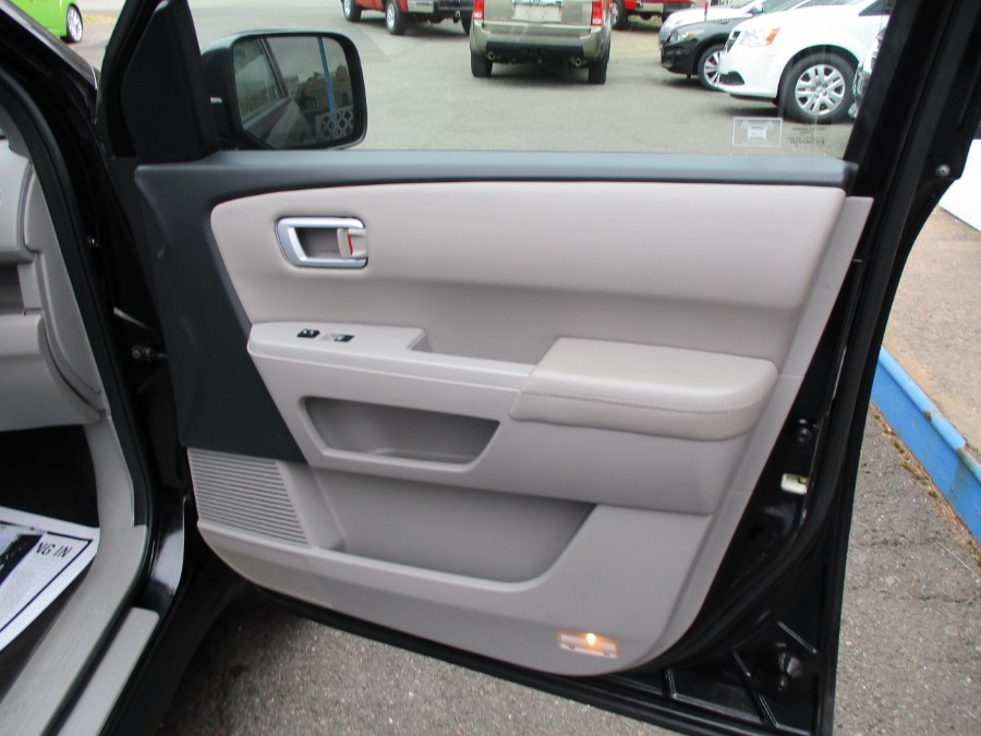 2011 Honda Pilot 4WD 4dr EX-L w/Navi, available for sale in Meriden, Connecticut | Cos Central Auto. Meriden, Connecticut 2011 Honda Pilot 4WD 4dr EX-L w/Navi, available for sale in Meriden, Connecticut | Cos Central Auto. Meriden, Connecticut