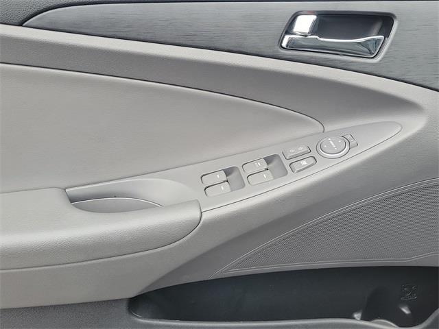 2013 Hyundai Sonata SE, available for sale in Stratford, Connecticut | Wiz Leasing Inc. Stratford, Connecticut 2013 Hyundai Sonata SE, available for sale in Stratford, Connecticut | Wiz Leasing Inc. Stratford, Connecticut