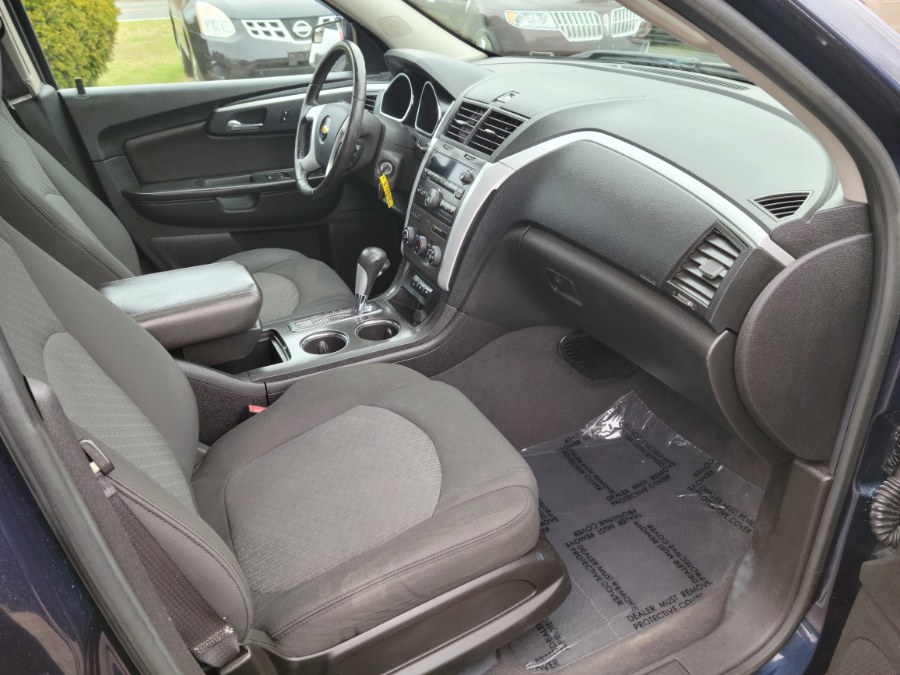 2011 Chevrolet Traverse AWD 4dr LT w/1LT W/Sunroof, available for sale in East Windsor, Connecticut | Toro Auto. East Windsor, Connecticut 2011 Chevrolet Traverse AWD 4dr LT w/1LT W/Sunroof, available for sale in East Windsor, Connecticut | Toro Auto. East Windsor, Connecticut