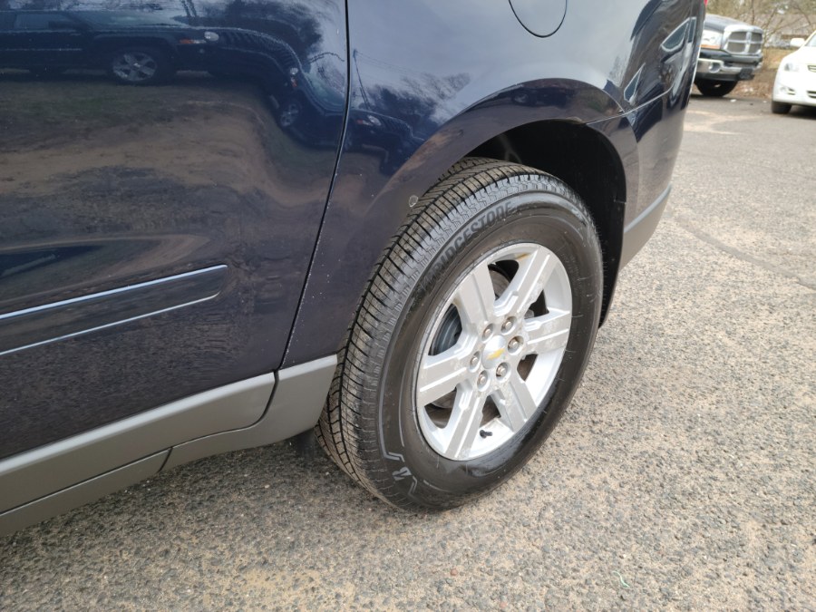 2011 Chevrolet Traverse AWD 4dr LT w/1LT W/Sunroof, available for sale in East Windsor, Connecticut | Toro Auto. East Windsor, Connecticut 2011 Chevrolet Traverse AWD 4dr LT w/1LT W/Sunroof, available for sale in East Windsor, Connecticut | Toro Auto. East Windsor, Connecticut