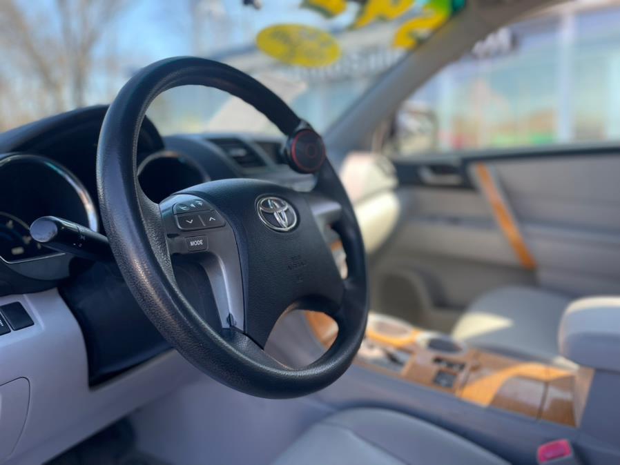 2009 Toyota Highlander Hybrid CLEAN CARFAX. Low Miles!!!, available for sale in Elmont, New York | Sunrise of Elmont. Elmont, New York 2009 Toyota Highlander Hybrid CLEAN CARFAX. Low Miles!!!, available for sale in Elmont, New York | Sunrise of Elmont. Elmont, New York